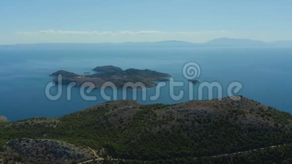 希腊多德卡尼斯赛米岛帕诺米蒂斯湾无人驾驶飞机和标志性修道院拍摄的鸟瞰视频视频的预览图