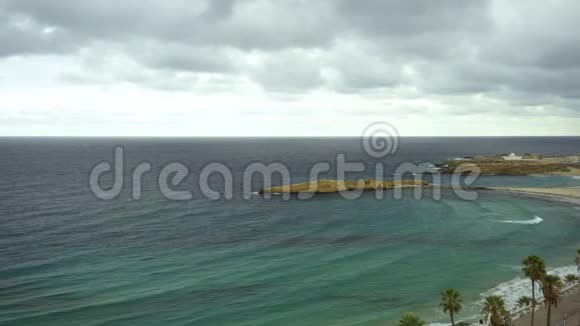 突尼斯莫纳斯提尔港口码头景观波浪到达岸边地中海上的风暴青绿色海视频的预览图