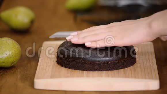 糕点厨师正在用大刀切巧克力海绵蛋糕视频的预览图