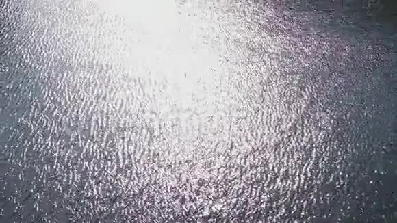 湖水中太阳的倒影视频的预览图