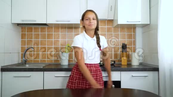 可爱开朗的少女她的头发在家里的厨房里编辫子跳舞视频的预览图