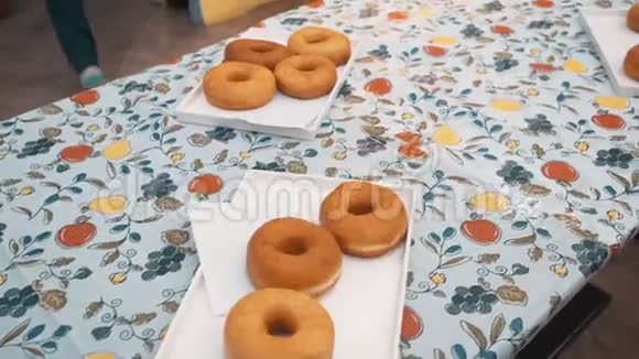 桌上摆着美味甜甜圈的人视频的预览图