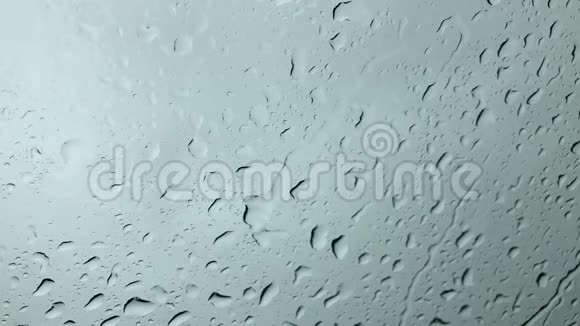 雨点打在汽车挡风玻璃上视频的预览图