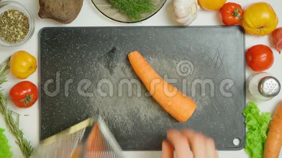 厨房磨碎胡萝卜视频视频的预览图