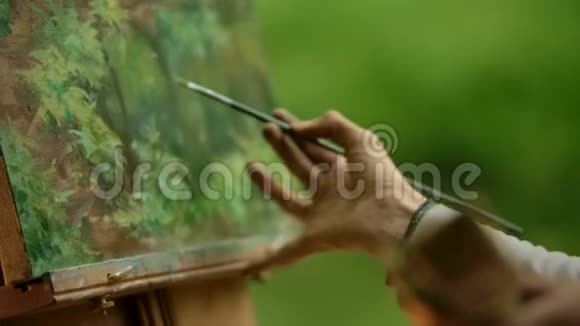 一个女的手掌特写一个用画笔完成画的画的艺术家视频的预览图