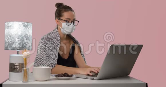生病的女人咳嗽和打喷嚏她通过自由职业者在家工作视频的预览图