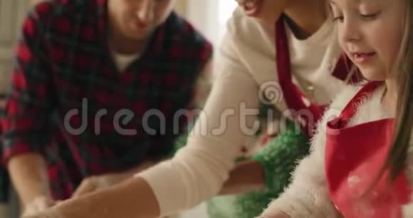 一家人一起做饼干过圣诞节视频的预览图