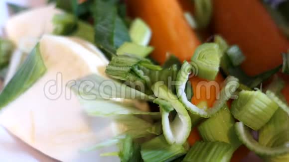 鲜切韭菜倒入碗中加入其他蔬菜汤配料视频的预览图