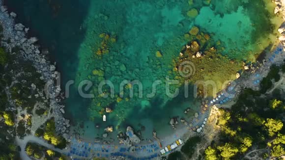 鸟瞰视频由著名的安东尼奎因海滩与清澈的水岩岩海景无人机拍摄罗兹视频的预览图