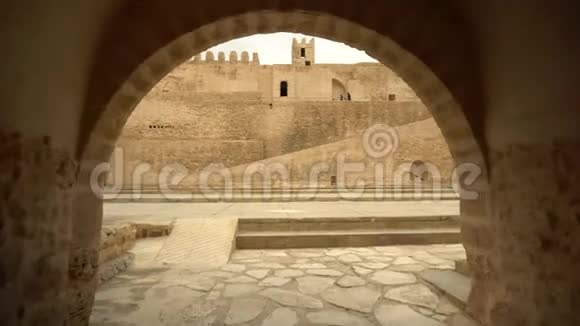 在突尼斯莫纳斯蒂尔的里巴特古要塞内旧的黄砖从右到左的视图视频的预览图