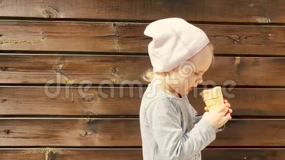 提供木制背景冰淇淋的儿童视频的预览图