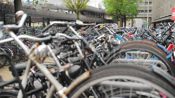特写镜头很多自行车停在阿姆斯特丹中心车站附近的停车场环保概念视频的预览图