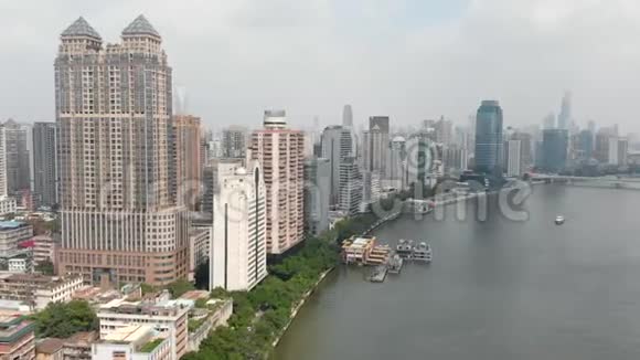 无人机沿着大都市的堤岸飞行视频的预览图
