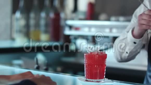 酒保装饰鸡尾酒红色酒精鸡尾酒与浆果视频的预览图
