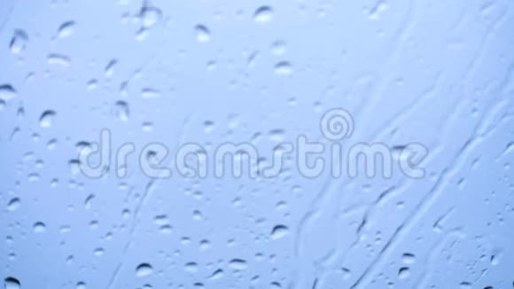 模糊的雨滴在窗户上视频的预览图