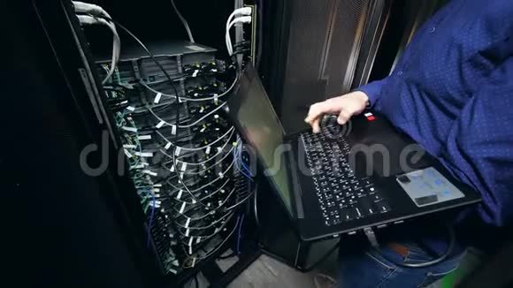 一人检查数据中心设备使用笔记本电脑视频的预览图