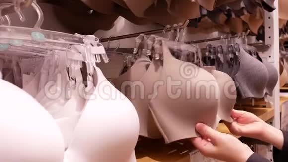 女子在优衣库购买胸罩的运动视频的预览图