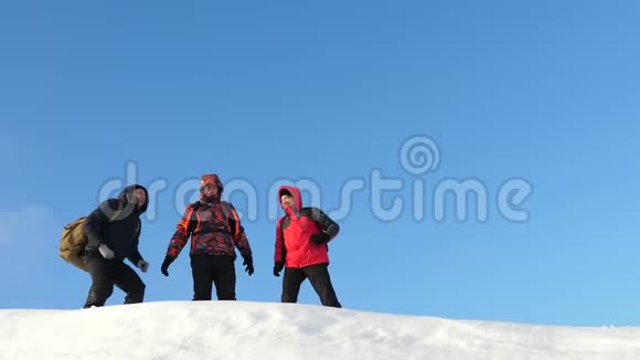游客在成功的基础上相遇阿拉斯加的旅行者登上雪峰为战胜冬天而欢欣鼓舞视频的预览图