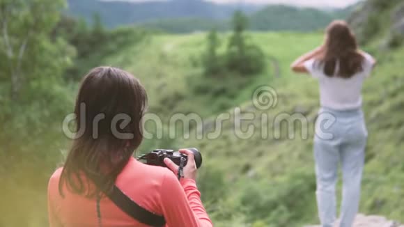 一位摄影师拍摄了一段登山的视频视频的预览图