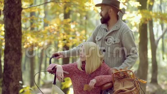 秋和叶落梦秋天森林里的感性女人和年轻人阳光明媚的秋日一对快乐的年轻夫妇在公园里视频的预览图