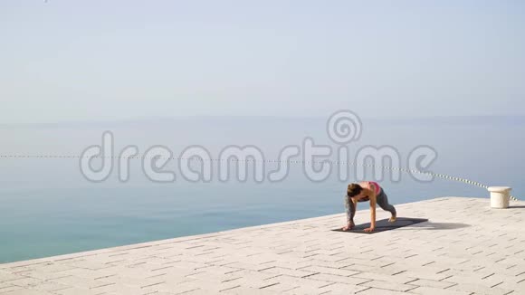 适合女性练习瑜伽石头铺路海和天空背景视频的预览图