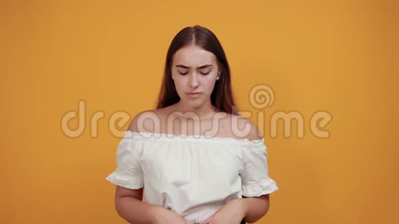 白种人年轻女子手牵手头痛生病视频的预览图
