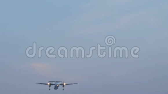 乘飞机在蓝天上飞行视频的预览图