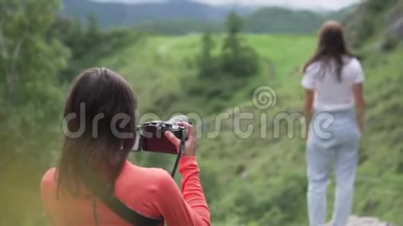 一位摄影师拍摄了一位游客攀爬的乐趣视频的预览图