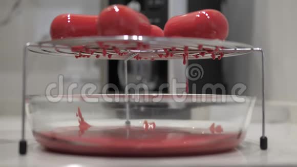 从红色甜点滴下的釉特写视频的预览图