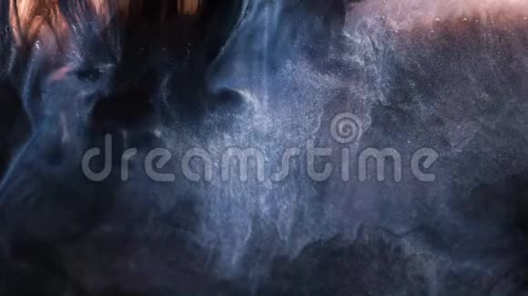 抽象的b卷镜头神秘的漩涡黑暗和光油漆在水中视频的预览图