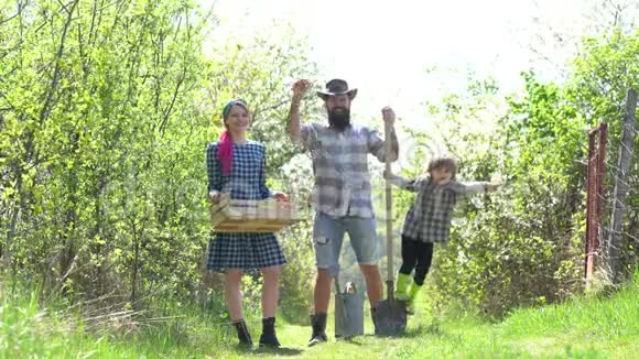 幸福的家庭农民概念兴奋乡村生活人植于地的生态生活理念母亲父子视频的预览图