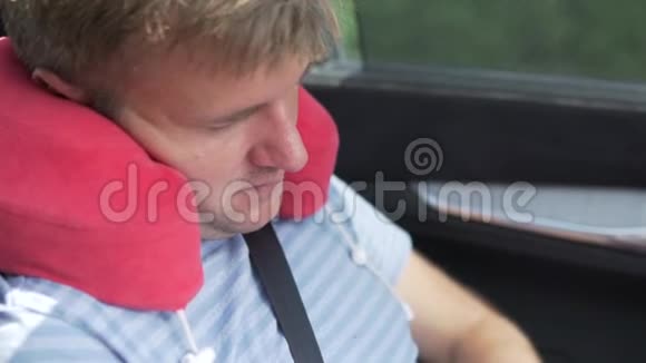 疲惫的旅行者睡在汽车的后座上视频的预览图