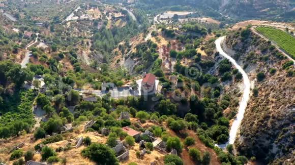废弃的Korfi村PanagiaChrysokorfitissa教堂和周围环境的空中镜头塞浦路斯利马索尔区视频的预览图
