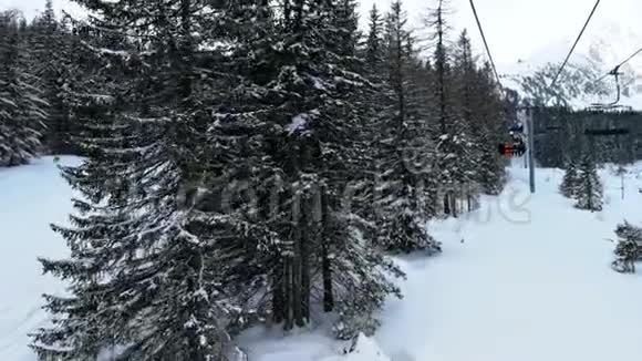 从滑雪缆车上往下看左边是树视频的预览图