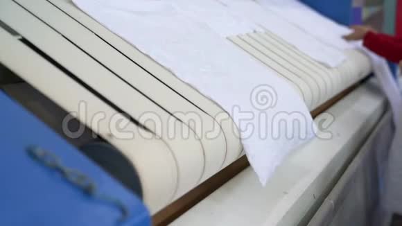 大量纺织品工业洗熨机视频视频的预览图