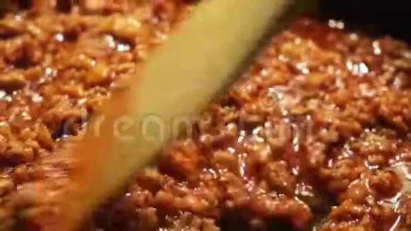 在厨房里用盐和胡椒粉在平底锅上炒制的意大利面条腊肠酱概念意大利食品视频的预览图