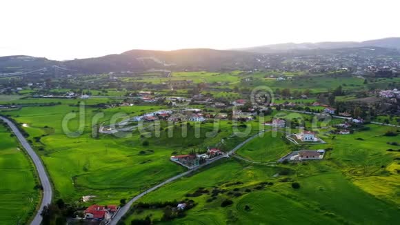 在利马索尔附近有村庄房屋的青山上飞行塞浦路斯利马索尔区视频的预览图
