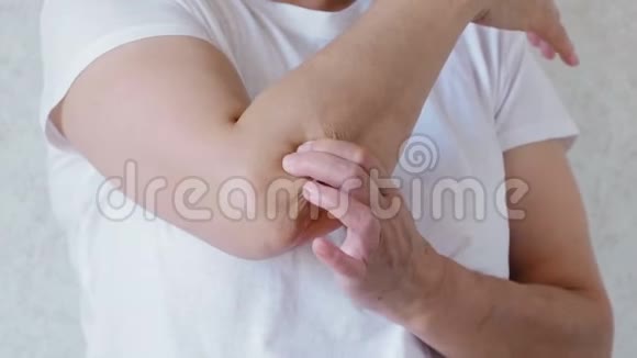 女人的胳膊肘疼视频的预览图