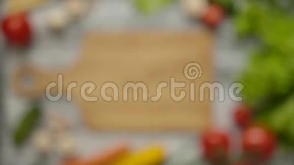 胡萝卜片落在乡村餐桌上的切割板上视频的预览图