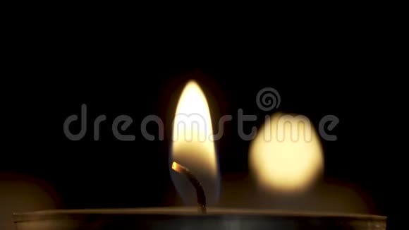 黑暗中燃烧着的蜡烛的宁静火焰视频的预览图