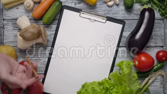 无脸厨师旋转铅笔和配料表视频的预览图
