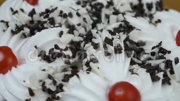 圆形蛋糕上面有白奶油和巧克力片视频的预览图