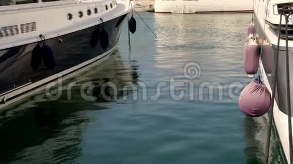 特写镜头游艇停泊在码头上护舷在两侧视频的预览图
