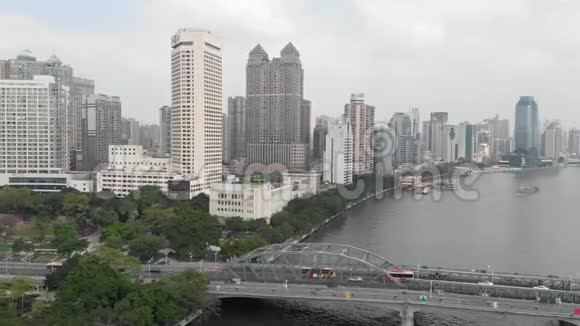 摩天大楼交通繁忙的桥梁河流运输视频的预览图