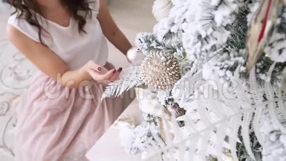 漂亮的黑发装饰圣诞树的背景是一个美丽的内部圣诞传统快乐视频的预览图