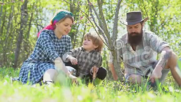 父亲母子露营在农场的春天地球日家庭生态农场生态度假村活动尽情享受吧视频的预览图