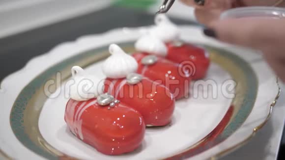 女性手工装饰的红色甜点白色条纹银色珠宝视频的预览图