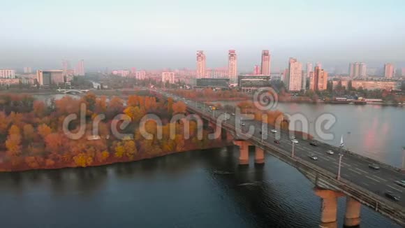 大城市背景下的公路桥视频的预览图