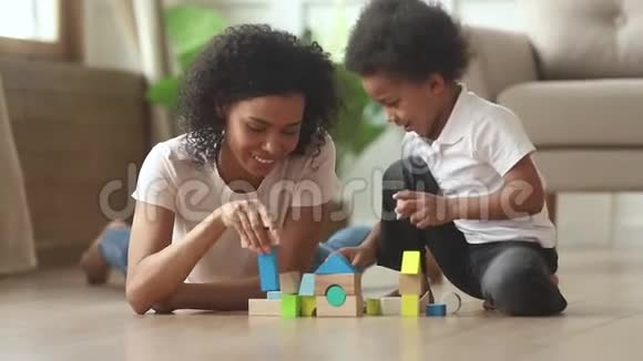非洲妈妈帮小儿子用木块建城堡视频的预览图