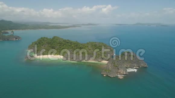 巴拿马群岛海景菲律宾南部Camarines带白色海滩的热带岛屿鸟瞰视频的预览图